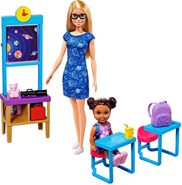 Barbie GTW34 -Weltraum Abenteuer Puppen und Klassenzimmer-Spielset mit Lehrerin und Schülerin-Puppe, Schultafel, 2 Schreibtischen und 5+ Zubehörteilen, Geschenk für Kinder von 3 bis 7 Jahre im Sale